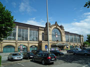 Schöne Glasfenster am Bahnhofsgebäude