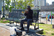 Typisches Bild für New Orleans: Ein mit sich und seiner Musik «verträumter» Schwarzer