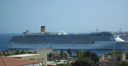 Die Costa Mediterranea ankert vor der Hafenstadt Rhodos