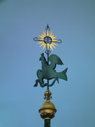 Turmspitze mit Sonnen-Kreuz und mit Hahn oder Pegasus ?