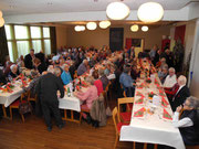 Der Saal füllt sich; über 100 Personen waren anwesend.