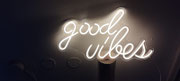 Luz deco neón Good Vibes / Medidas: 42 cms. largo / Arriendo: $8.000 / Garantía: $30.000