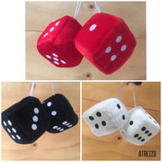 DADOS PELUCHE MEDIANOS DECO AUTO / 6X6 CMS / ARRIENDO: $4.000 EL PAR / GARANTIA: $15.000 CADA PAR