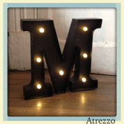 LETRA "M" METAL DECORATIVA CON LUCES MEDIANA  / REF: DEC-024 / 1 UNIDAD/ Medidas: 31 x 33 cms. / Arriendo $10 .000  / Garantía $ 40.000 