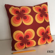 COJIN RETRO FLORES NARANJA / MEDIDAS: 40 X 40 CMS. /STOCK: 1 UNIDAD /  ARRIENDO: $4.000 / GARANTIA: $15.000
