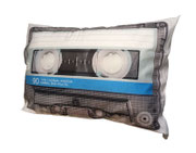 ALMOHADA DISEÑO CASSETTE / 50X70 CMS/ 1 UNIDAD / ARRIENDO: $8.000 / GARANTIA: $35.000