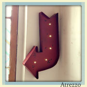 FLECHA ROJA DECORATIVA CON LUCES GRANDE  / REF: DEC-022 / 1 UNIDAD/ Medidas: 66 x 40 cms. / Arriendo $20 .000  / Garantía $ 90.000 