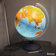 GLOBO TERRÁQUEO CON LUZ / 40 CMS. ALTO / ARRIENDO: $15.000 / GARANTÍA: $65.000