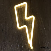 Lámpara Led neon Rayo (colgante) / Medidas: 34 cms/ Arriendo:$5.000 / Garantía: $24.000