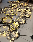 Guirnaldas Luces Bola (Cálidas) / 15 Unidades / Medidas: 3 mts largo - 12 luces c/u / Arriendo: $12.000 c/u / Garantía: $20.000 c/u