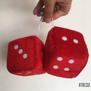 DADOS PELUCHE GRANDES DECO AUTO / 9X9 CMS / ARRIENDO: $6.000 EL PAR / GARANTIA: $15.000 CADA PAR