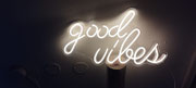 Luz deco neón Good Vibes / Medidas: 35 cms largo / Arriendo: $10.000 / Garantía: $30.000