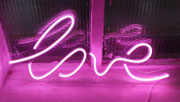 Luz deco neón LOVE / Medidas: 71 x 33 cms. / Arriendo: $10.000 / Garantía: $456.000