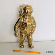 FIGURA DECO ASTRONAUTA DORADO/ MEDIDAS: 30 CMS.ALTO /  ARRIENDO: $7.000 / GARANTIA: $25.000