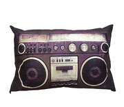 ALMOHADA DISEÑO BOOMBOX / 50X70 CMS/ 1 UNIDAD / ARRIENDO: $8.000 / GARANTIA: $35.000