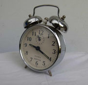 RELOJ DESPERTADOR CAMPANILLAS CROMADO / (REF: REL-008) / ARRIENDO: $5.000 / GARANTIA: $15.000