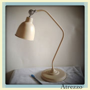Lámpara sobremesa Vintage metal beige / REF: LAMP-021 / 48 cm. alto / 1 unidad / Arriendo: $ 10.000 / Garantía: $35.000