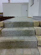 Granittreppen mit Tegula-Steine