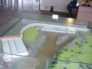 Modell des Itaipu-Staudamms