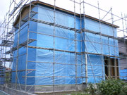 上棟完了後雨が近いためシートで養生しています。予定通り無事に完了です。