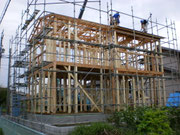 屋根の野地板を貼っています。