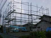 先行足場も前日に完了し棟上げ当日です。