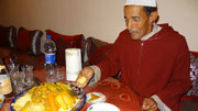 Au Maroc, le couscous se mage avec les doigts