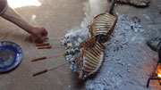 Les brochettes de foie cuisent sur la braise