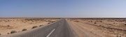 La route dans le désert est assez monotone