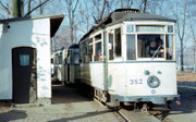 Zug mit Tw 352 an der Endhaltestelle Rottluff