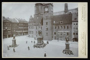 Marktplatz mit Altem Rathaus und den Denkmälern für Moltke, Wilhelm I. und Bismarck, zerstört im 2. WK