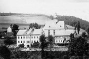 Stöckelstraße 8, ehemaliges Gemeindeamt und Schule mit Alter Kirche