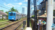 阪堺電車。遠くのビルは日本一のノッポ「あべのハルカス」