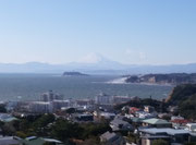 逗子市・披露山公園から　海に面した逗子マリーナ、右手に稲村ヶ崎、中央に江の島、遠くに富士山