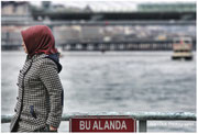 femme sur le pont Galata, détroit du Bosphore