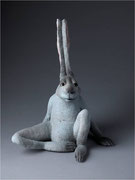 "Lapin genou relevé"- Capri, sculpture céramique (H: 33 x L: 27 x l 20 cm)/ Crédit photographique Thomas Deschamps