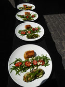 Vorspeise: Grillkäse auf Rucola-Salat und Grillgemüse an Lachs mit Honig-Senf-Lasur