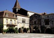 MONPAZIER - Place des cornières