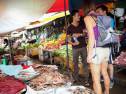 Einkauf - Lyly zeigt uns den Markt von Battambang