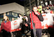 Sänger des Olympia-Lied "Wir wollen die Spiele" am Alexanderplatz. Foto: Helga Karl