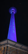 Der Fernsehturm am Alexanderplatz erleuchtet in blau mit Schrift "Wir wollen die Spiele". Foto: Helga Karl