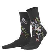 Sokken Hina in 98% bio-katoen met 2% elastaan, zwart met bloemmotief, Living Crafts, beschikbaar in de maten 35-38 en 39-42, prijs: 6,99 €