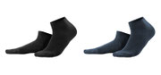 Sneakersokken Enid in 98% bio-katoen met 2% elastaan, per 2 paar verpakt, zwart en marineblauw, Living Crafts, beschikbaar in de maten 35-36, 37-38, 39-40, 41-42, 43-44 en 45-46, prijs: 9,99 €
