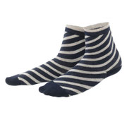 Sokken Taletta in 98% bio-katoen met 2% elastaan, marineblauw/naturel zwierige streep, Living Crafts, beschikbaar in de maten 35-38 en 39-42, prijs: 7,99 €