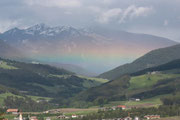 Arcobaleno orizontale, si verifica quando il fronte precipitativo entra in una vallata delineanto il limite delle deboli precipitazioni illuminate dai raggi di Sole quindi impedendo la classica forma ad arco