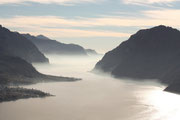 La nebbia che invade il Lago di Como (ramo di Lecco)