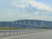 Viaduct de Millau - Millau/F, mehrhüftige Schrägseilbrücke mit 7 Pylonen, fertig 2004, 2460m lang, 