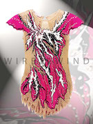 Magentafarbendes Kürkleid mit kleinen Ärmelvolants/ Applikationen in Silber u. Schwarz/ Vorderansicht / Gr. 152