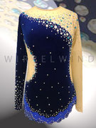 Kürkleid aus admiralblauem Samt mit vielen Strass- und Annähsteinen in Kristal AB  / Vorderansicht / Gr. 152 