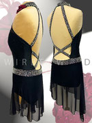Kürkleid mit abnehmbarer Blütenbrosche